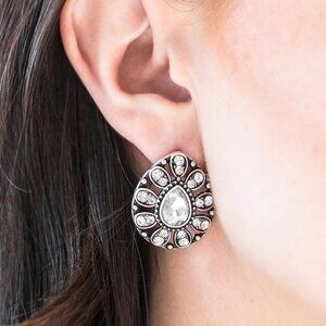 Paparazzi Jewelry Accessories - Treasure Retreat - White Earrings - Vintage